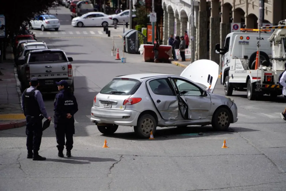 Personal policial se encuentra trabajando en el lugar para determinar la dinámica del accidente vial / Fotos Facu Pardo 