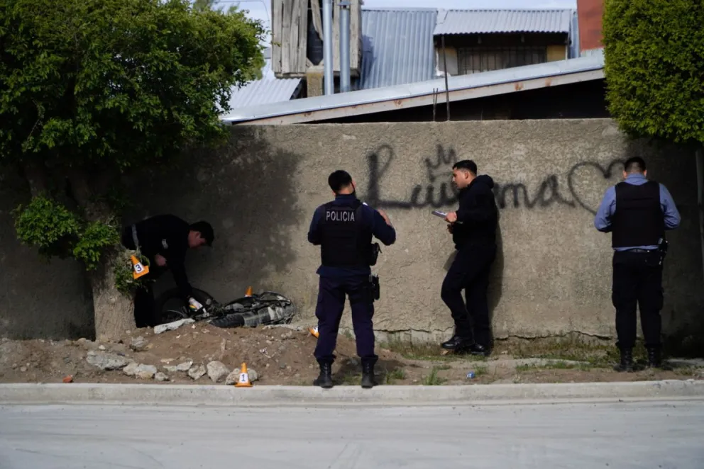 En el lugar trabajó personal policial, que realizó las pericias correspondientes para determinar las causas del siniestron / Fotos Facu Pardo 