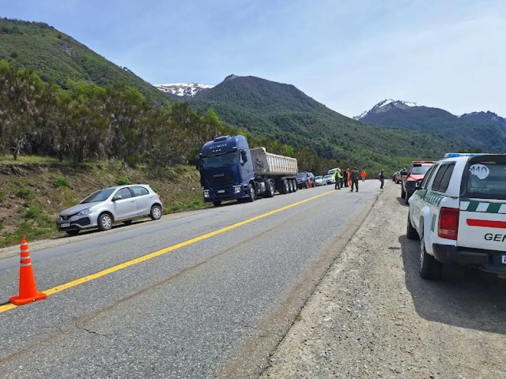 Personal policial y de emergencias trabajó en el lugar hasta completar las tareas correspondientes / Fotos Noticias del Bolsón