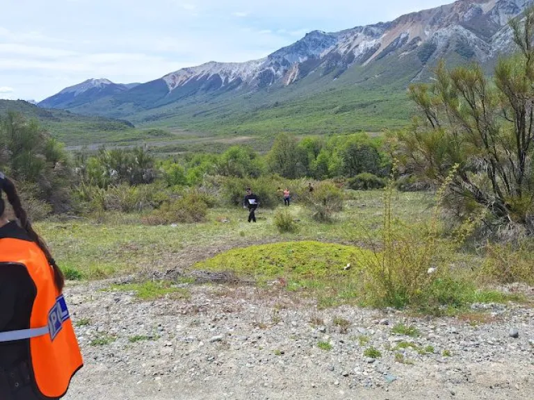 Personal policial trabajando en el lugar