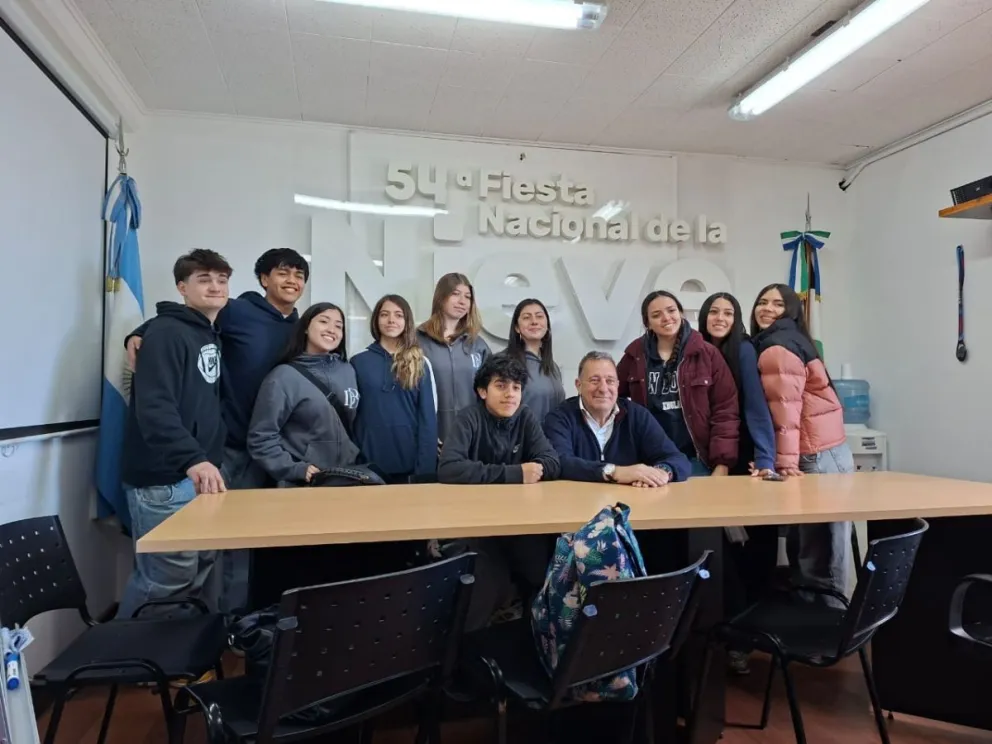Los chicos con Sergio Herrero, Secretario de Turismo del Municipio. 