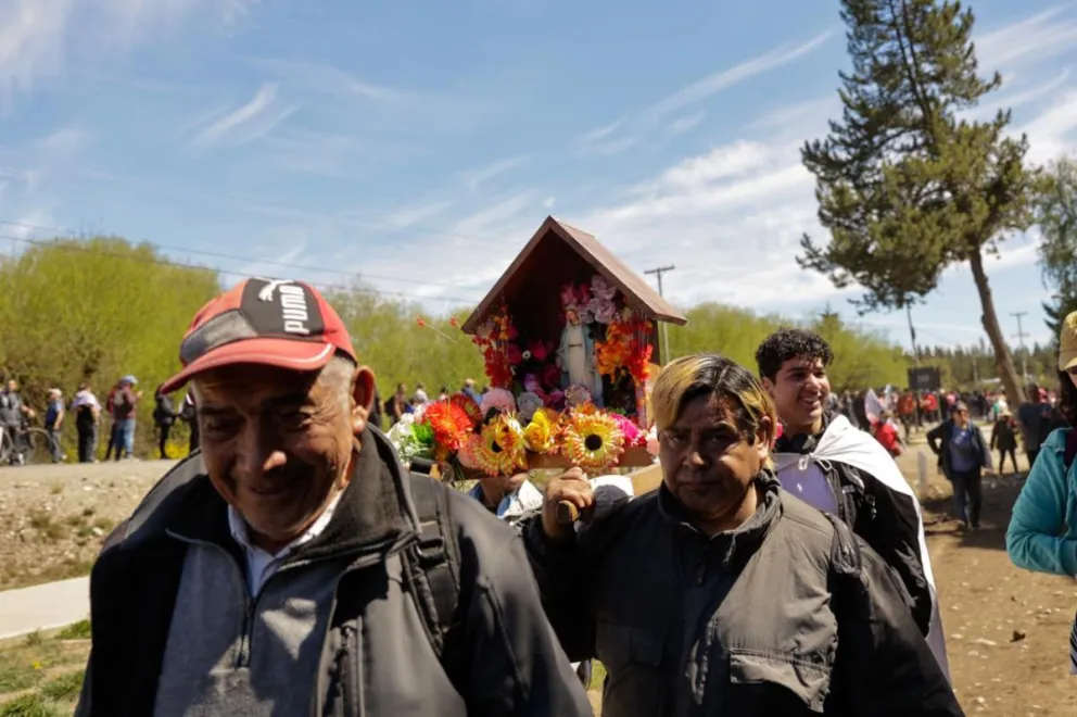 Los peregrinos, la esencia de una jornada que movilizó a miles de barilochenses (fotos: Eugenia Neme).