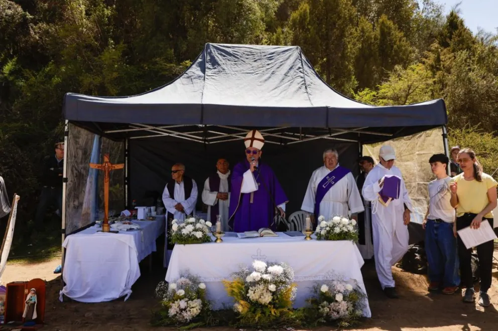 El obispo, durante la misa (foto: Eugenia Neme).