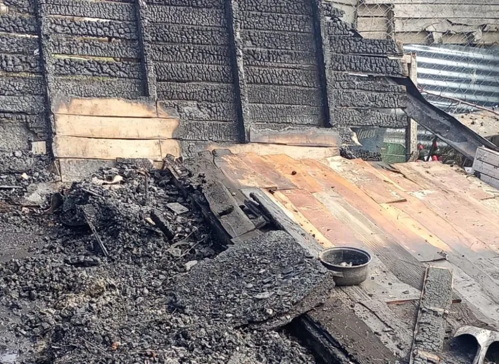 Las llamas consumieron la estructura por completo.