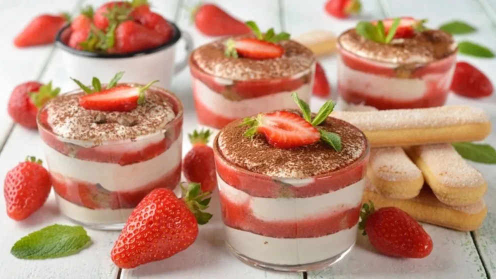 Tiramisú de frutos rojos para disfrutar en casa. 