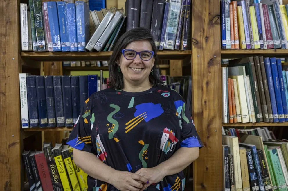 La bibliotecaria del CRUB se echó al hombro la tarea de la Feria del Libro de Bariloche. Foto: Eugenia Neme.
