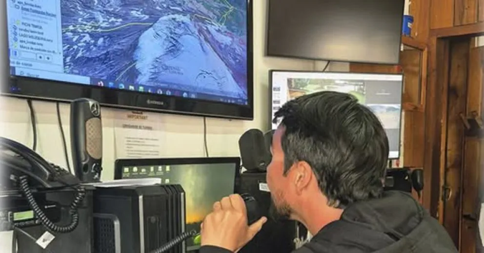 La persona rescatada ya fue llevada a la zona de los refugios pero aún falta bajarlo hasta la seccional Tromen.