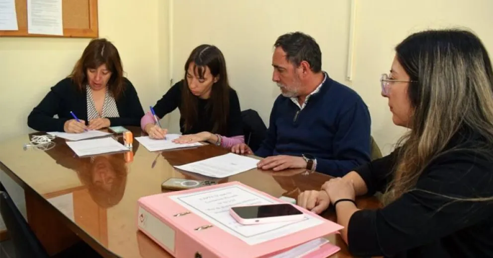 Momento del acto de la firma de la preadjudicación de la Licitación Privada.