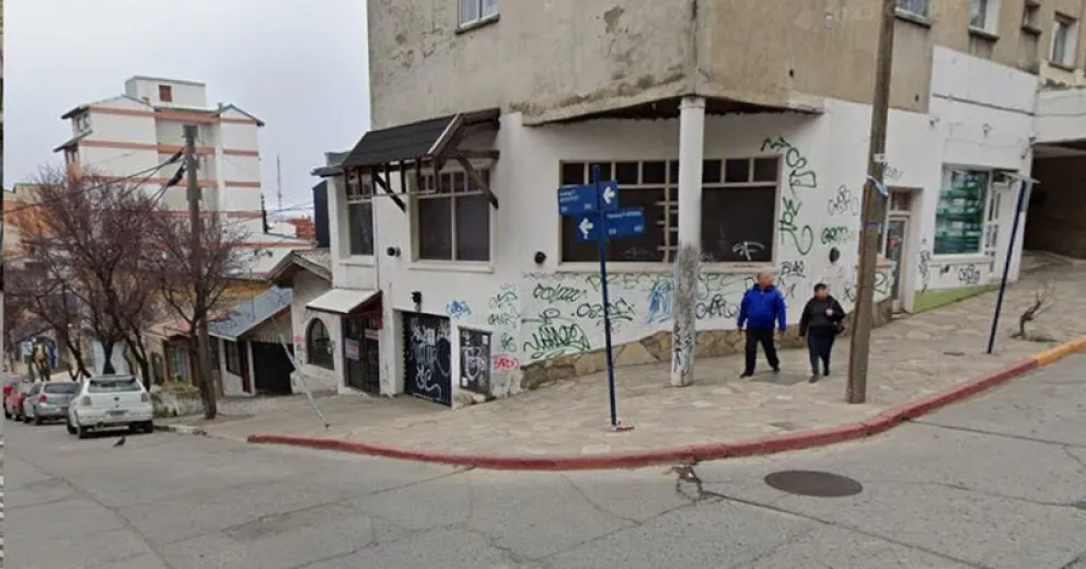 La obra está ubicada a metros de la intersección de Beschtedt y Moreno, en el centro de la ciudad.