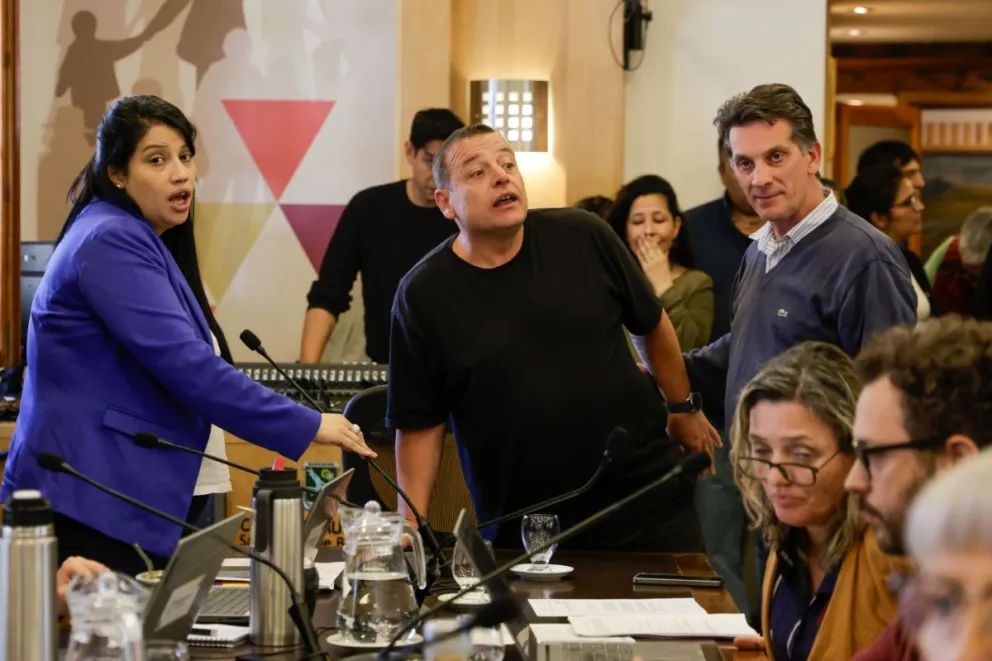 Momento de tensión cuándo un conductor de Uber  insultó a uno de los concejales. Foto: Eugenia Neme