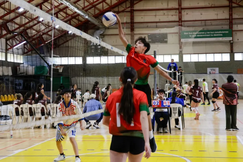 En el Municipal 3, una de las sedes de la competencia, ya se vive la jornada a pura adrenalina. Fotos Eugenia Neme. 
