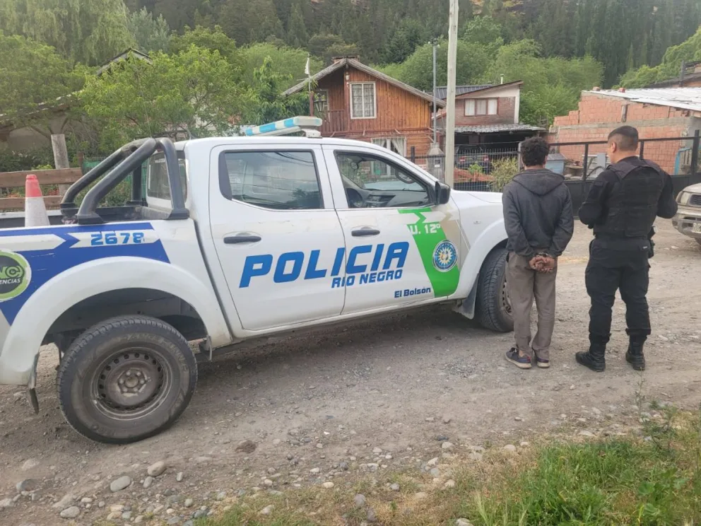 Personal policial lo interceptó  cuando circulaba a bordo de un utilitario en la intersección de Brown y Corvalán, de El Bolsón.