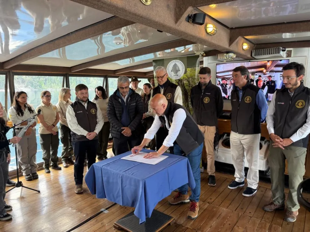 El presidente del Directorio de la Administración de Parques Nacionales, Sergio Álvarez, firma el acuerdo (fotos gentileza).