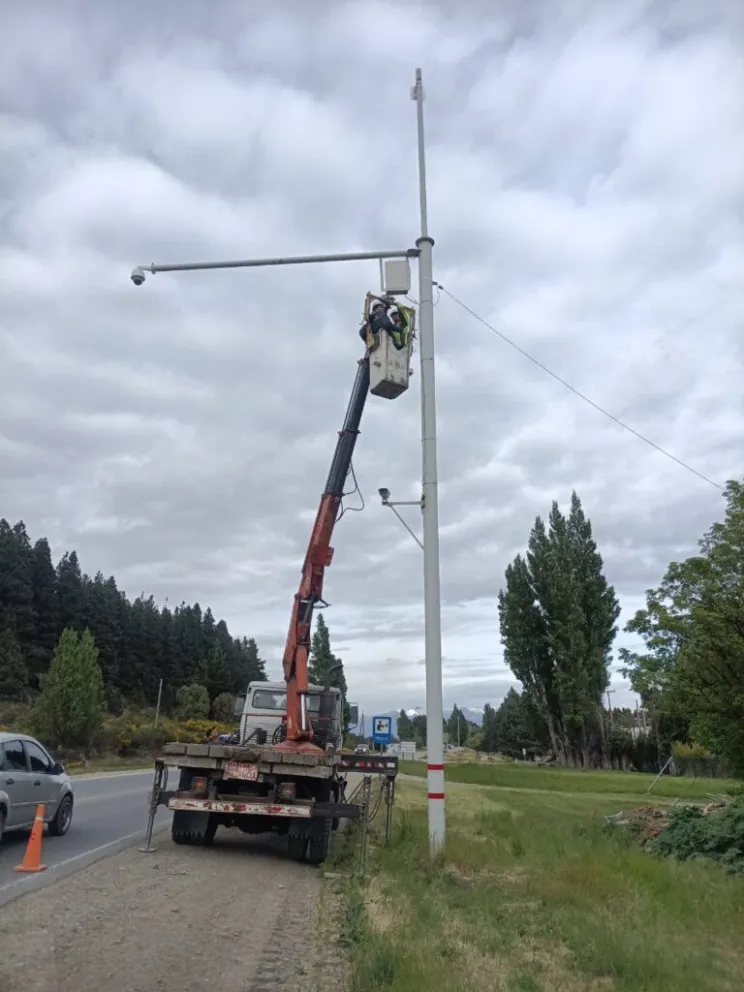 El operativo se desarrolló sobre la Ruta 40, donde el personal técnico realizó tareas preventivas de revisión, limpieza y ajuste de los equipos