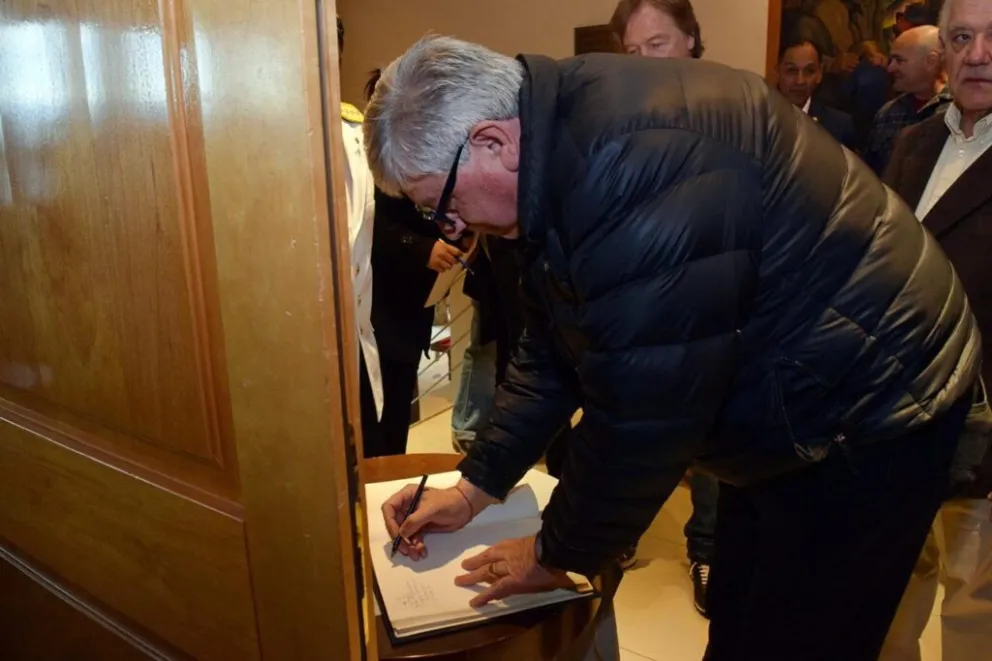 Cortes realizó la entrega de una placa conmemorativa en reconocimiento a la labor y la vocación de servicio de la institución