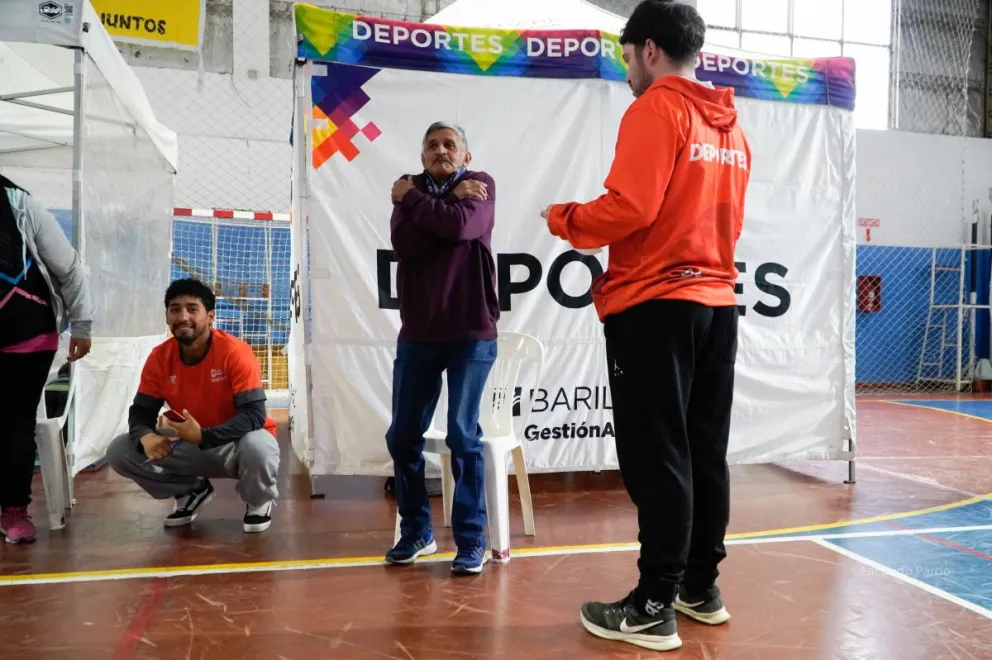 El Gimnasio Pedro Videla se llenó de vecinos que asistieron a realizarse chequeos y actividad física. Fotos: Facundo Pardo 