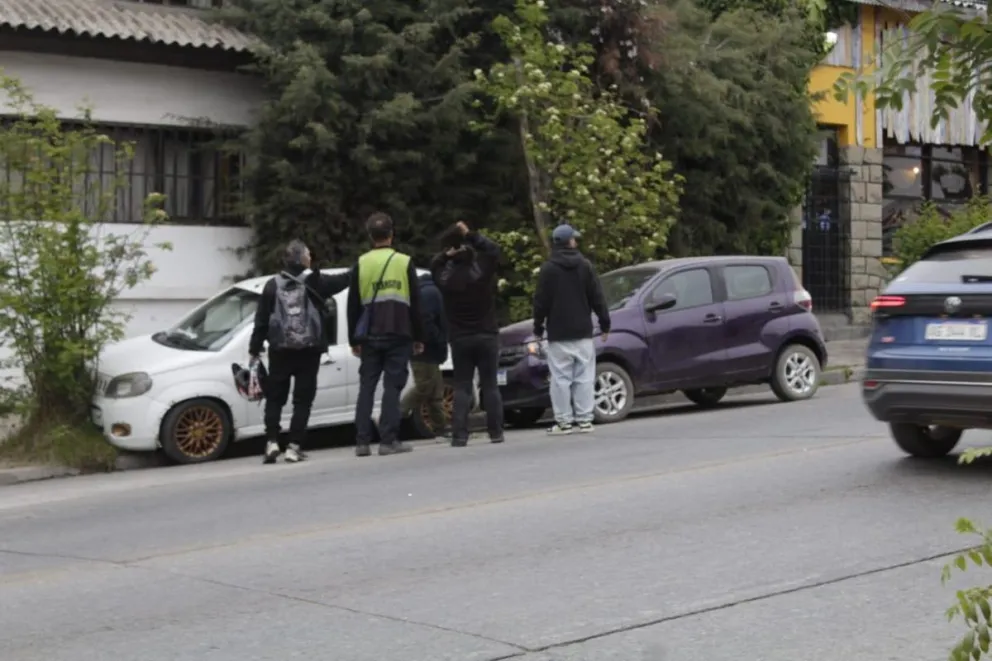 Dejó el auto estacionado en Diagonal Capraro al 1300 y lo encontró chocado en Diagonal Capraro al 1400. Fotos: gentileza Gisela Ruiz 