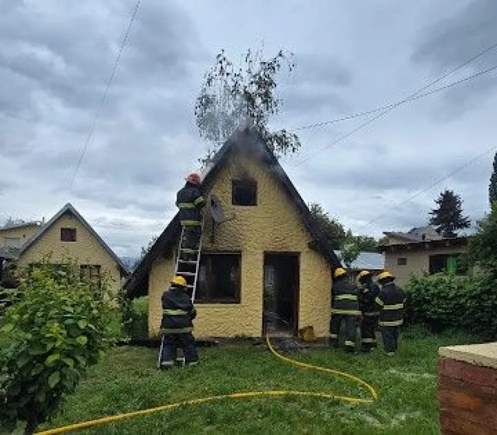 Dos incendios de vivienda, ocurridos con pocas horas de diferencia, demandaron un intenso despliegue de Bomberos. 