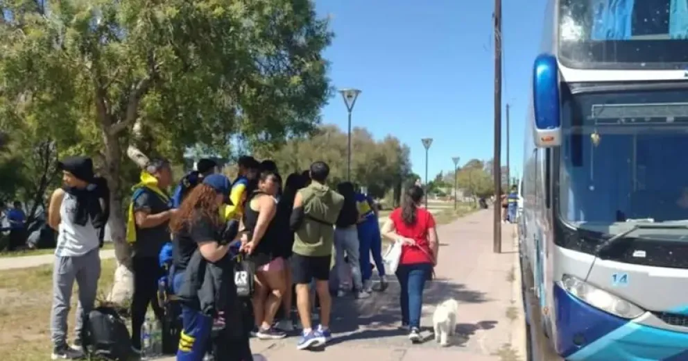 Le habían comprado las entradas y pagado el viaje.