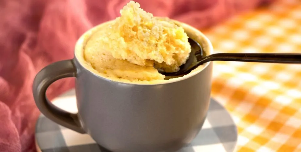 Torta en taza de coco y dulce de leche. 