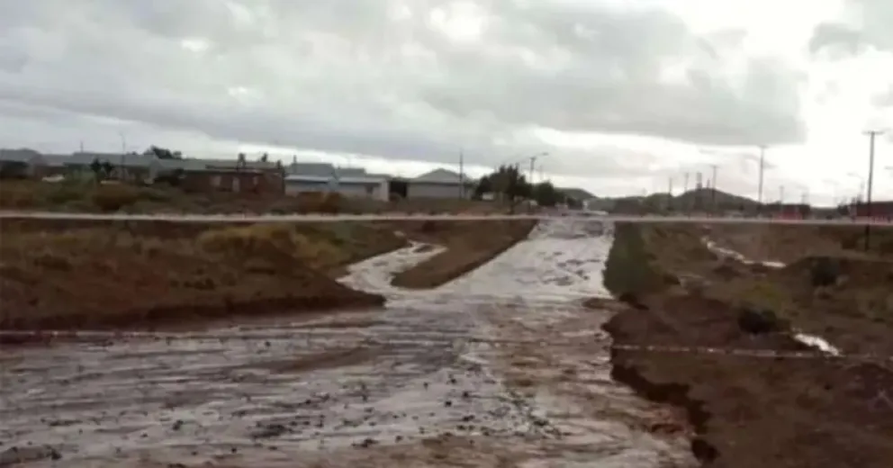 En pocos minutos creció el caudal sin dar tiempo a reaccionar a quienes cruzaban por allí.