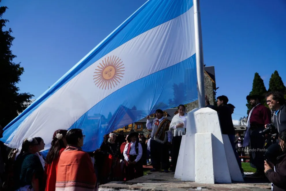 Emotivo acto por el Día de la Tradición celebrado en el Centro Cívico de Bariloche. Fotos: Facundo Pardo