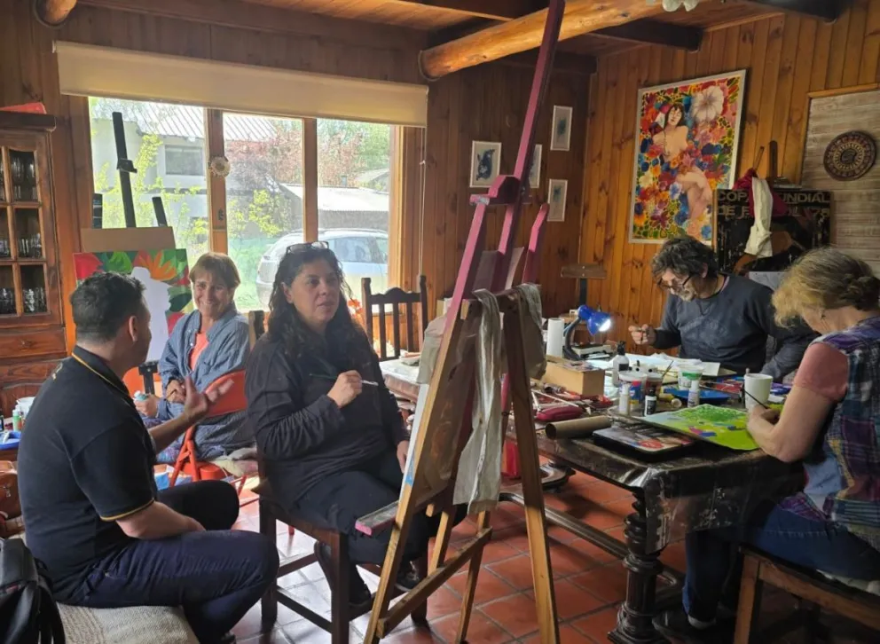 Una escena del trabajo en el taller de Juan Manuel Ferrarini, ámbito en el cual nacieron las obras que podrán verse en el SCUM (imágenes gentileza).