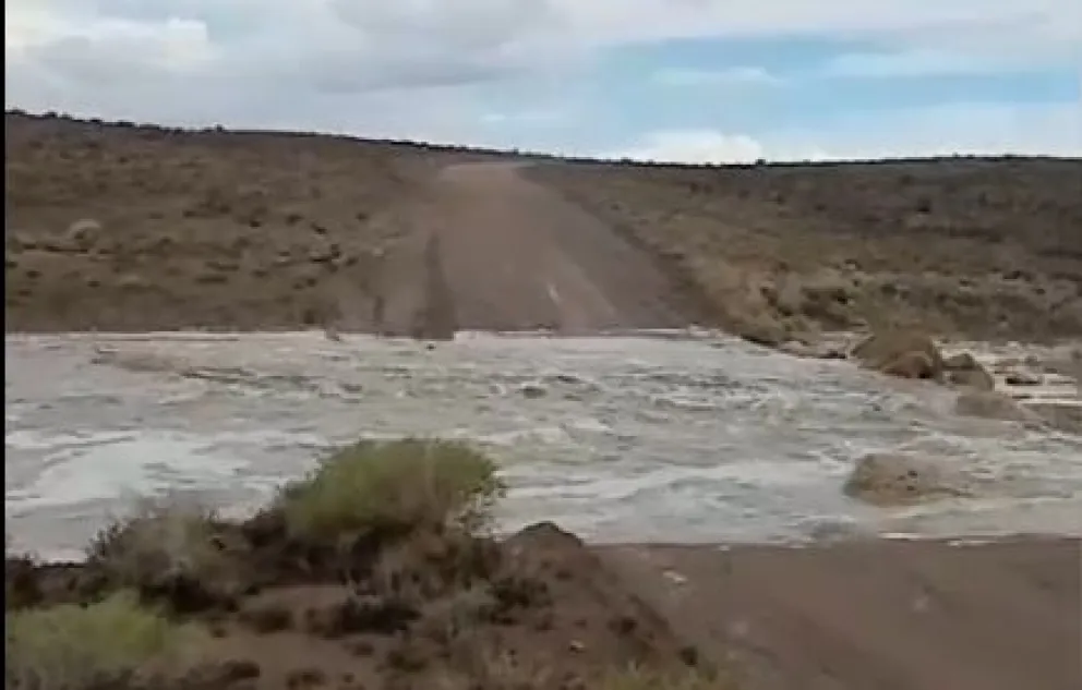 La crecida en la Ruta Provincial 6 obligó a cortar la circulación a la altura del paso Yao Yao.