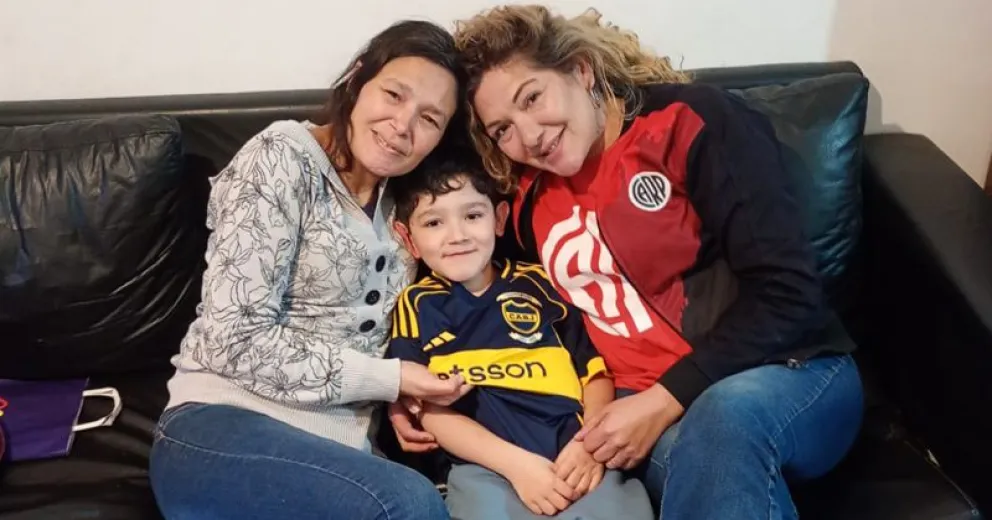 Mariela junto a su hijo y Carina. La empatía y el cariño de la gente que aportó para el obsequio.