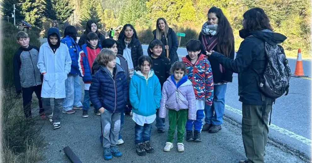 La comunidad educativa de la escuela de Mascardi, de manera cotidiana aborda la temática ambientalista.