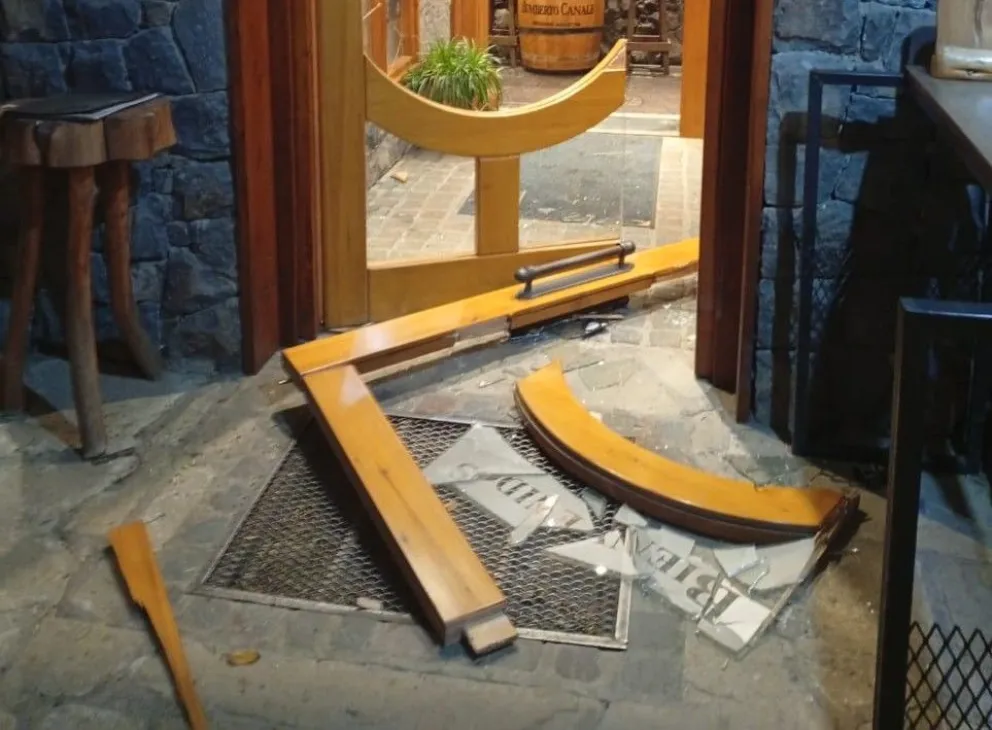 Sospechosos destrozaron la puerta de un restaurante del oeste e ingresaron a robar mercadería y dinero.