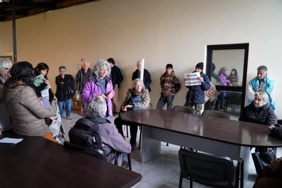 La Asamblea de Jubilados en Lucha desmiente haber causado destrozos en una ventana del palacio municipal. Foto: Facundo Pardo. 