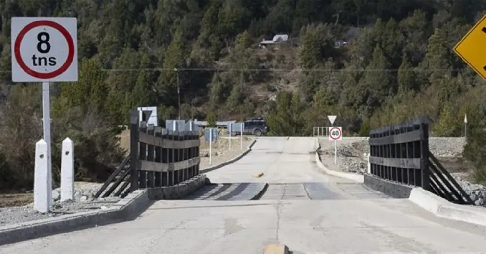 El puente Negro que une Ruta 82 con un sector de Los Coihues. Imagen de archivo.
