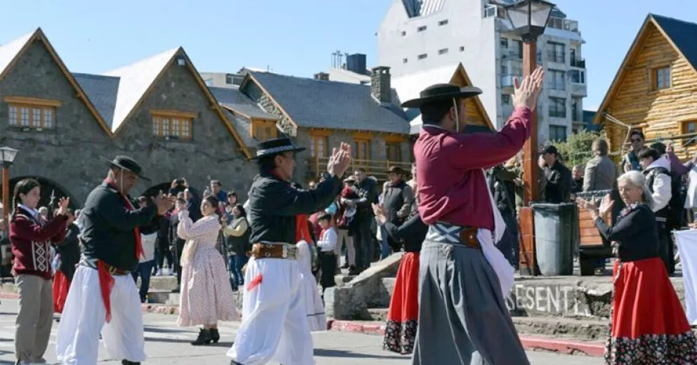 Piden precaución al circular por los sectores afectados por el desfile.