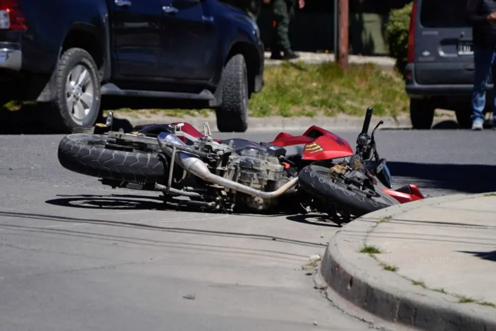 Otro choque entre una moto y una camioneta en el centro de Bariloche. Fotos: Facundo Pardo
