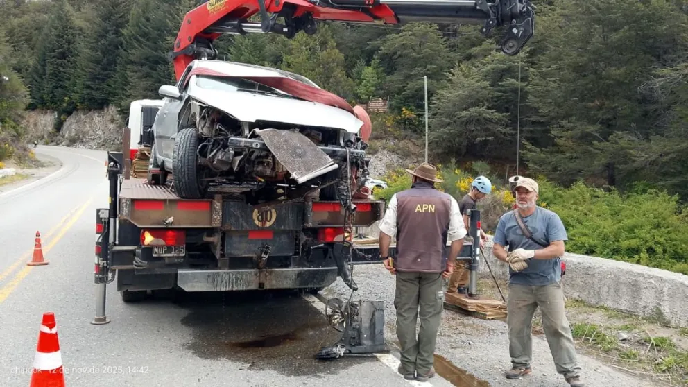 Tras el vuelco en el arroyo Guillemo, retiraron el vehículo para evitar la pérdida de fluidos en el cauce. Fotos: P.N.N.H.