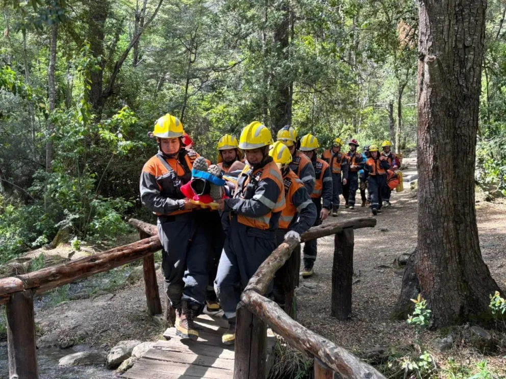Bomberos Voluntarios de El Hoyo asistieron a una persona herida en la zona del mirador del sendero turístico.