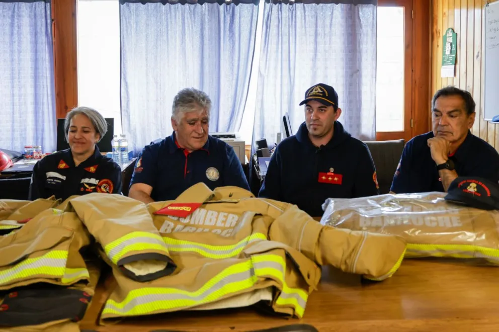 Felicidad y orgullo de que los bomberos estén más protegidos. Fotos de Eugenia Neme.