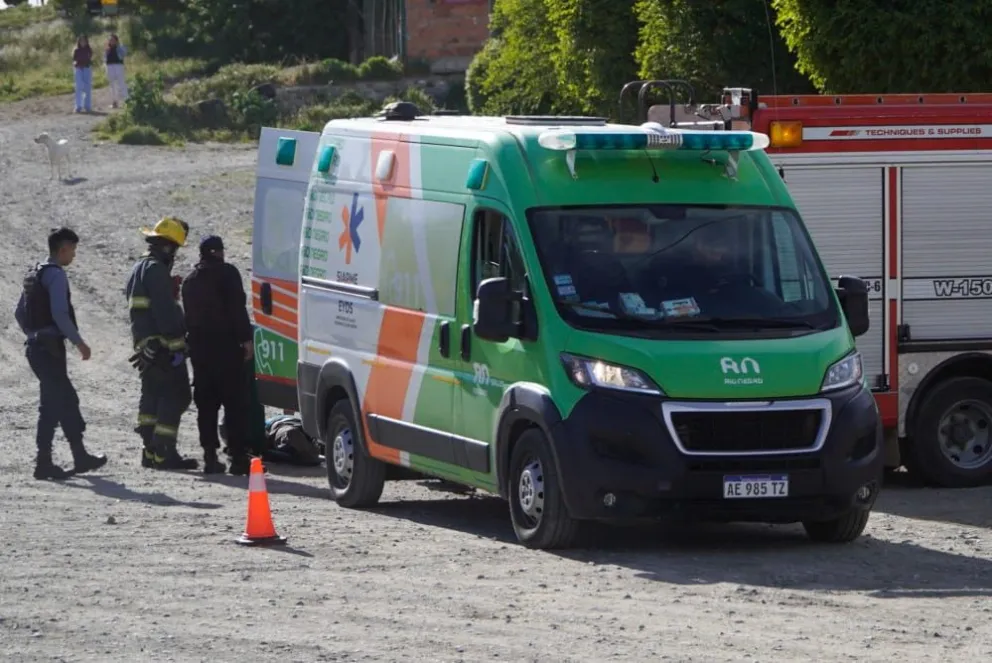 Personal de Bomberos Voluntarios acompañó hasta la llegada de la ambulancia. Fotos de Facundo Pardo.