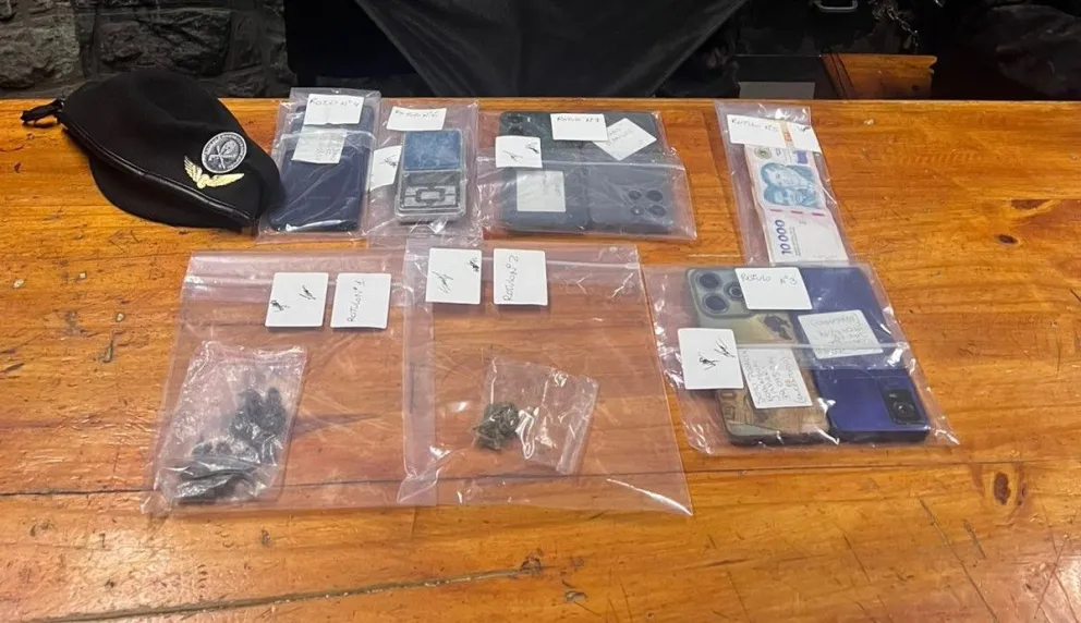 uniformados secuestraron 13 dosis de la sustancia, teléfonos celulares y dinero en efectivo.