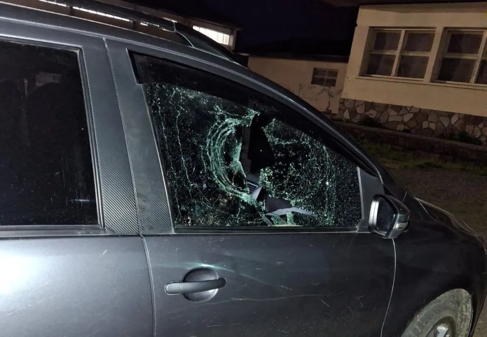 Dos ataques a piedrazos a vehículos en la zona de la Escuela Ramón Jiménez, en el barrio Lera. 