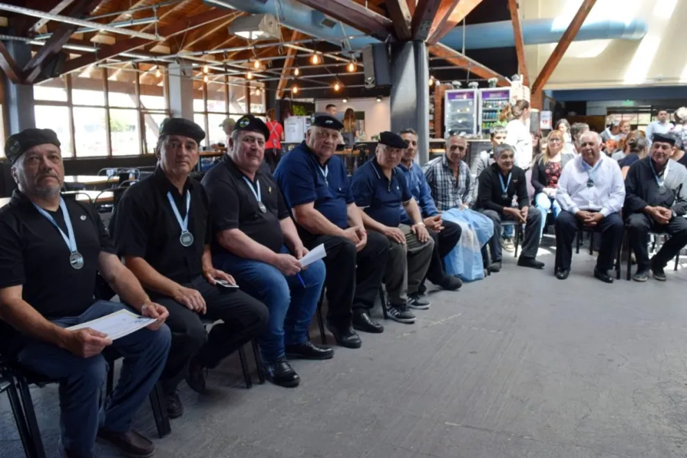 Entregaron medallas a los veteranos continentales, en el Puerto San Carlos. 