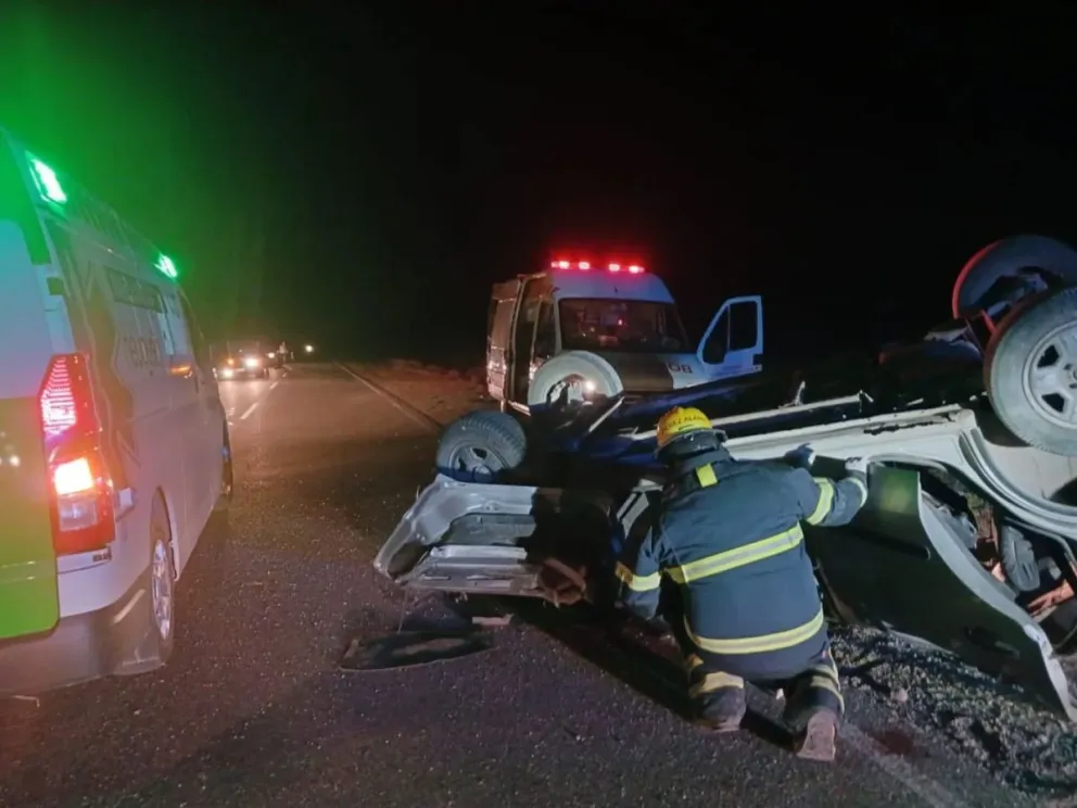Otro vuelco en la Ruta 237, a pocos kilómetros de Piedra del Águila. 