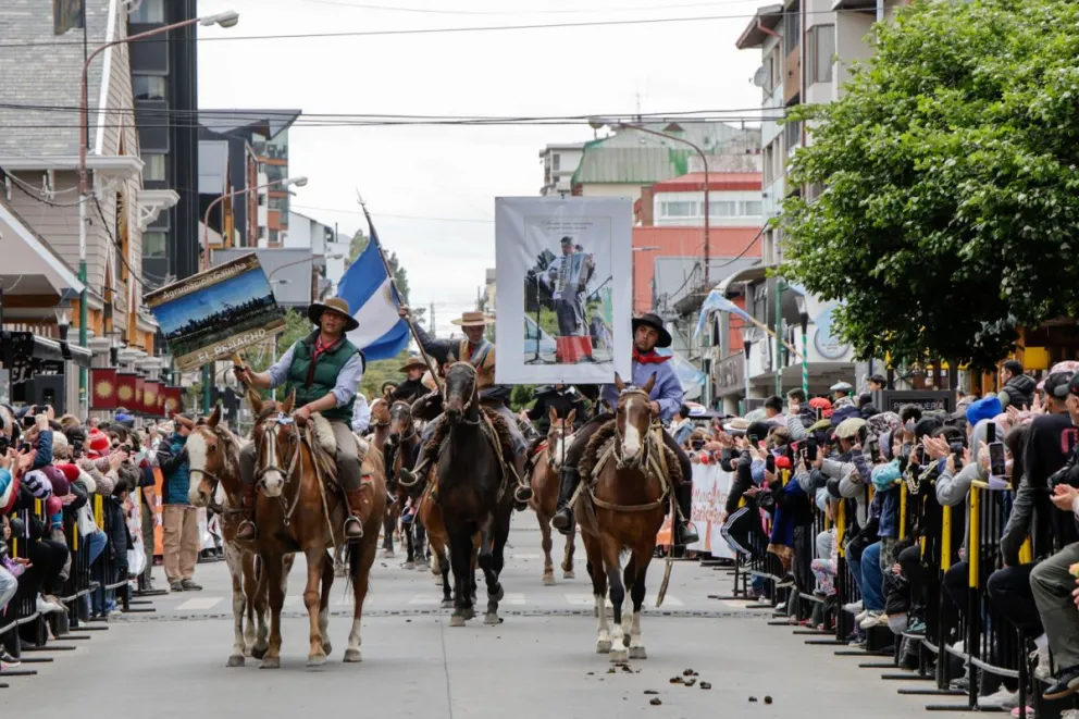 La mañana del sábado  en Bariloche tuvo un emotivo desfile por el Día de la Tradición. Fotos: Eugenia Neme