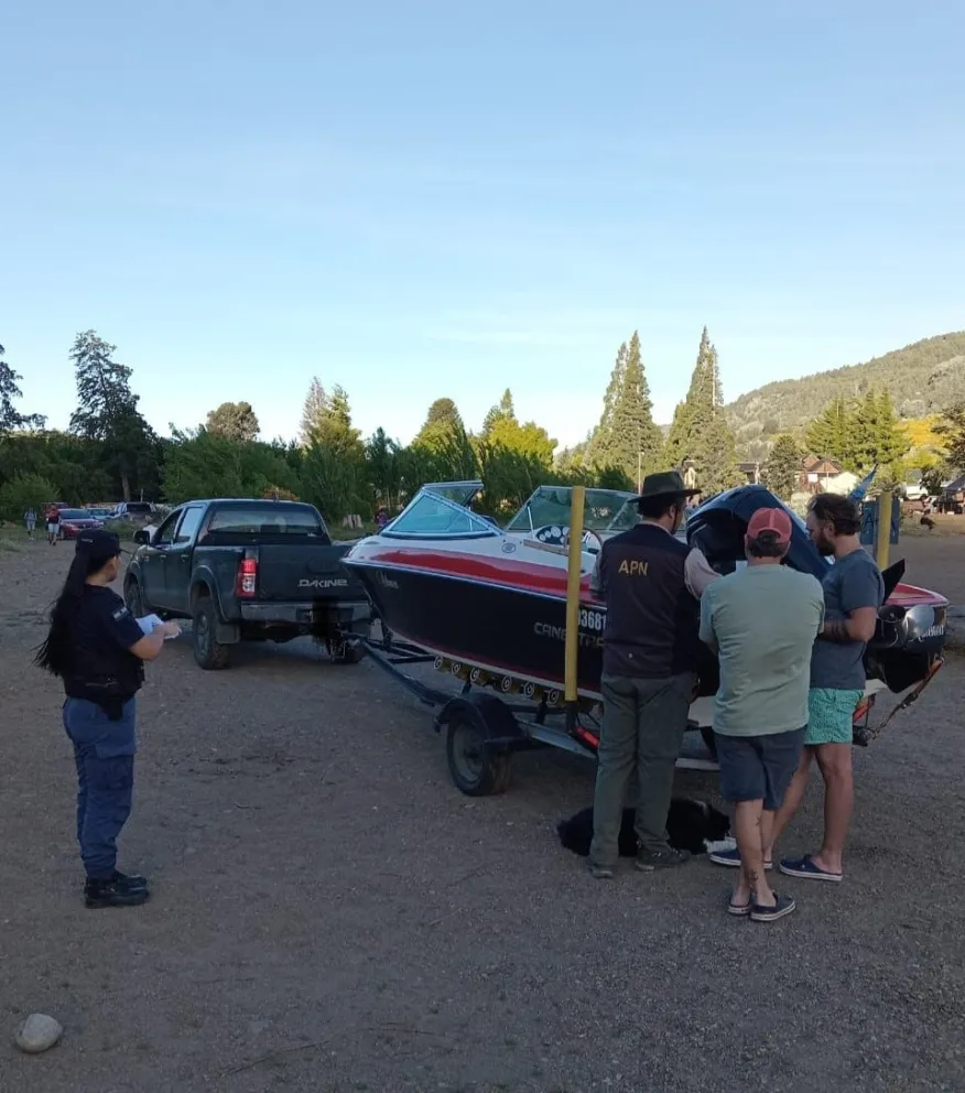 Había un cartel que citaba la prohibición pero también lo arrancaron. 