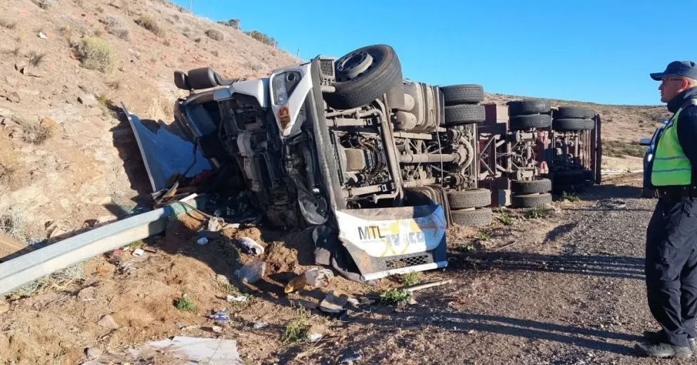 Un herido en violento vuelco en Ruta 237. Foto: gentileza Bomberos Voluntarios Piedra del Águila. 