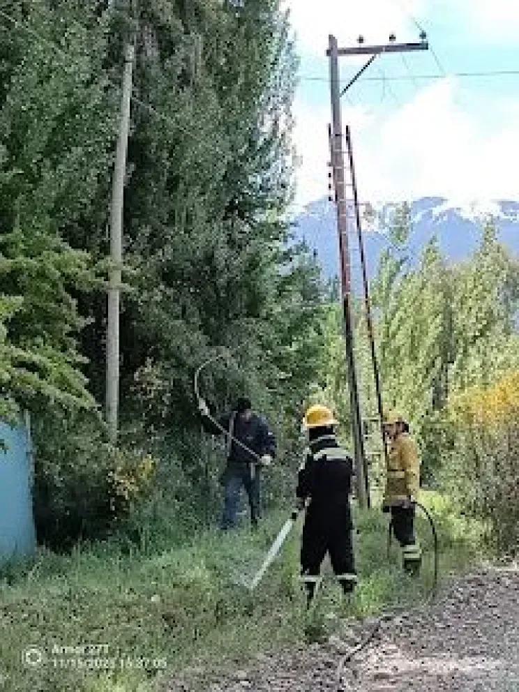 Un cable cortado provocó chispas y un pequeño incendio de pastizales. 