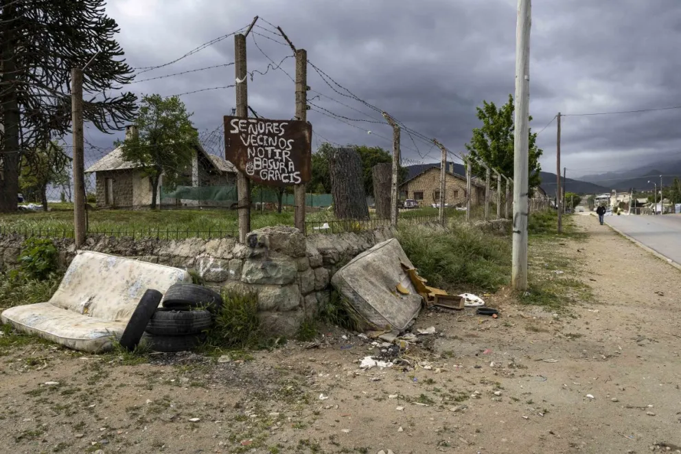 La cartelería instalada por los vecinos no tuvo el efecto esperado en la comunidad, siguen apareciendo residuos de todo tipo. Fotos: Eugenia Neme