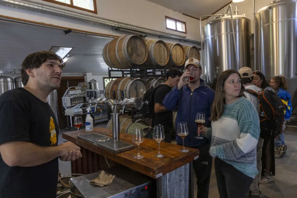 El hacedor de "milagros" bebibles, en su hábitat (fotos: Eugenia Neme).