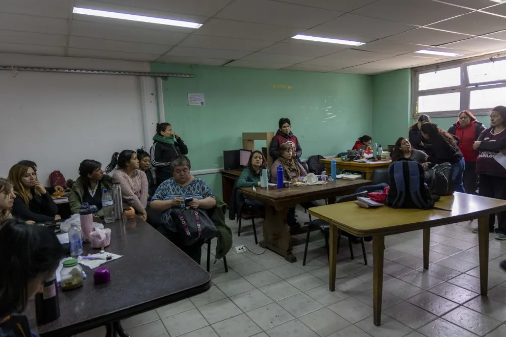 Trabajadores se reunieron en el salón de territorio en una nueva asamblea. Fotos: Eugenia Neme.